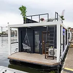 Апартаменты Houseboat