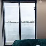 Апартаменты Houseboat